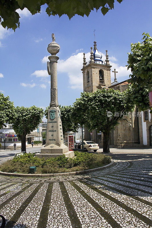 小镇广场，Misericórdia教堂，方尖碑和钟楼，佩纳菲耶尔，葡萄牙。