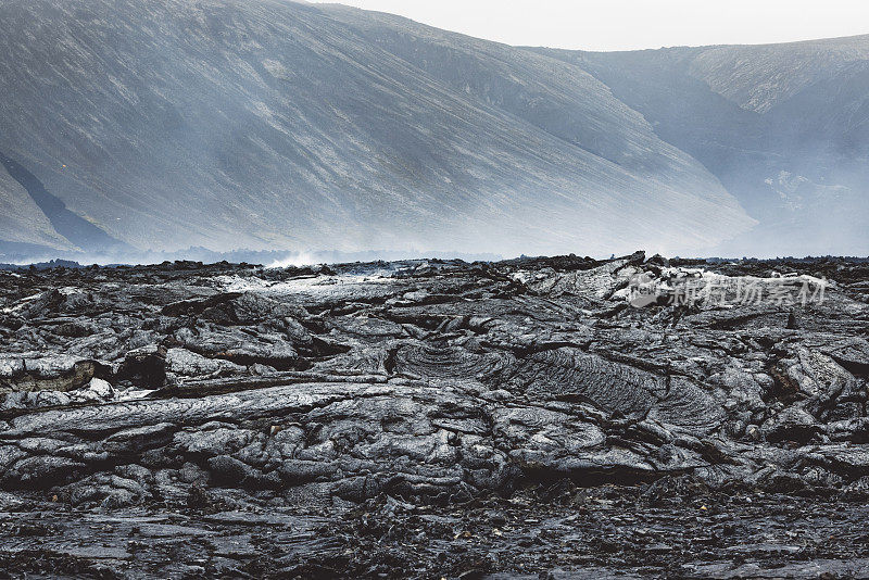 冰岛Geldingadalir活火山附近仍然炽热的熔岩