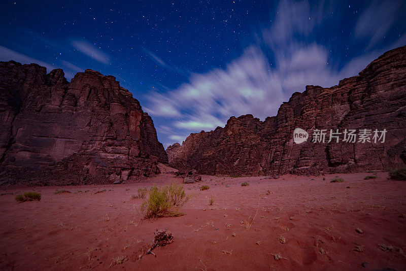 塔布克北部沙漠景观夜景