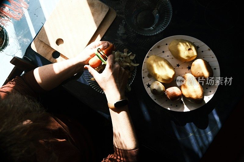 女性的手正在准备烹饪用的蔬菜