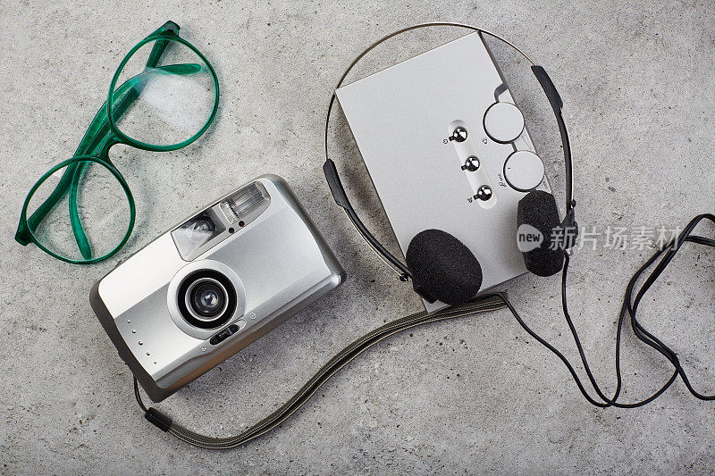 银色的相机，眼镜，便携式立体声播放器和耳机。复古复兴潮人文化单品