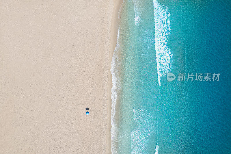 鸟瞰地中海热带海滩田园诗般的天堂碧绿的海水岸波