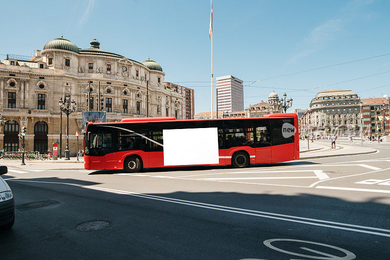 有广告牌的红色城市巴士