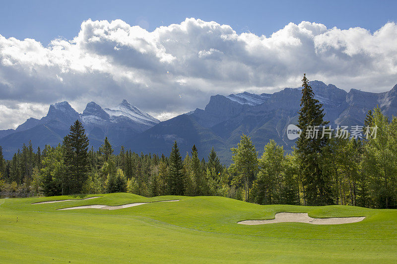 风景优美的绿色高尔夫球场和山脉