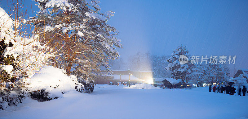 白川乡的夜晚，在日本的冬天，厚厚的积雪