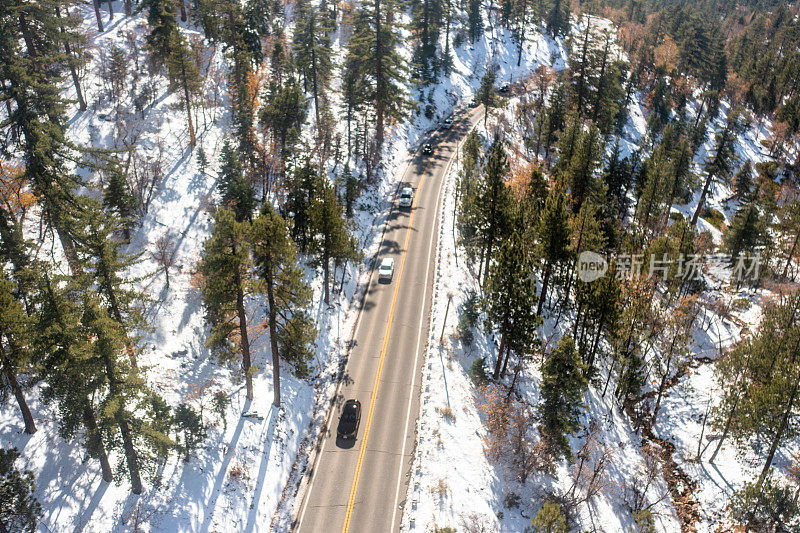 积雪山路