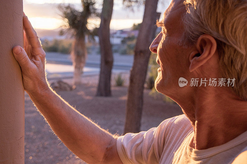 成熟的男人从家外面望向沙漠