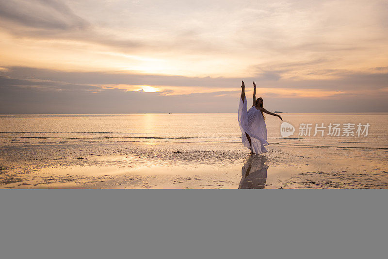 白衣女子在海边跳舞