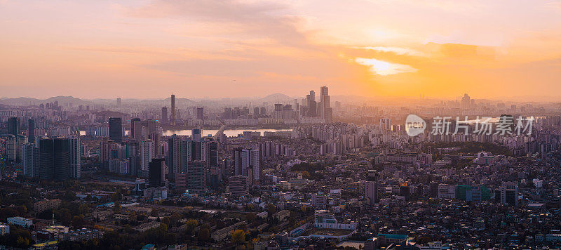 日落时分的韩国首尔城市天际线