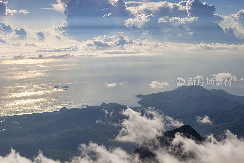 从塔塔利山顶俯瞰地中海和丘陵