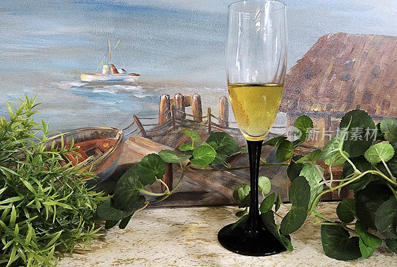 孤独的香槟笛子放在俯瞰港口的大理石桌上。