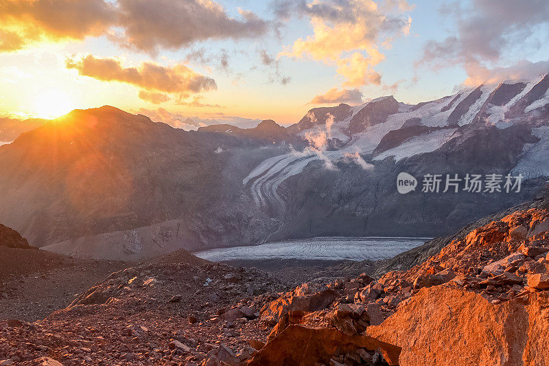 瑞士冰川上壮观的日落