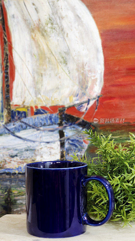 咖啡杯放在外面的大理石桌上。背景是船只。在外面。