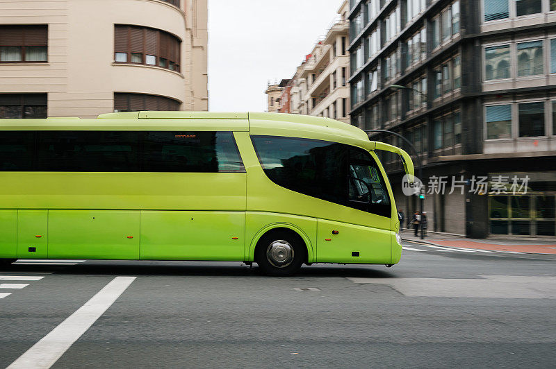 在城市中行驶的长途汽车