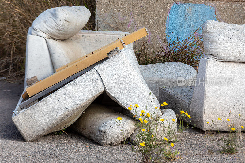 忽视环境:将旧沙发作为危险废物非法倾倒在路边