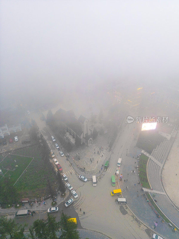 亚洲越南老蔡省萨帕市山城景观鸟瞰图，阳光明媚，夕阳西下，云中山景