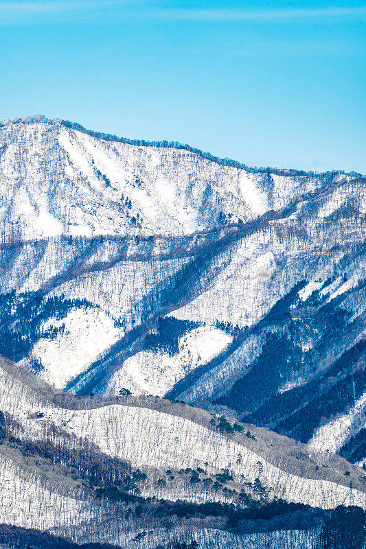 日本白波，白雪皑皑的日本山