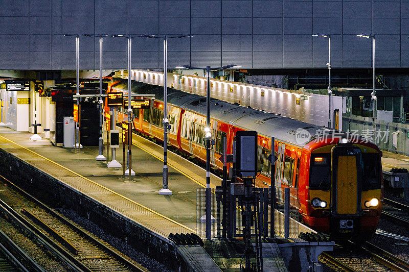 英国盖特威克机场火车站候车的高角度照片