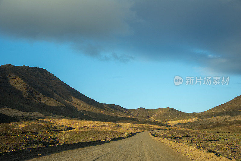 富埃特文图拉——午后阳光下科费特地区美丽的山脉