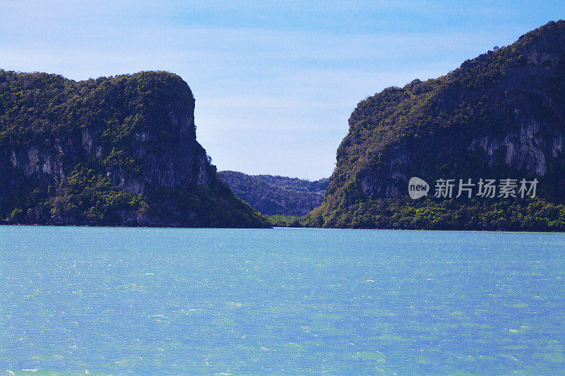 素叻他尼海岸的岩石和山丘