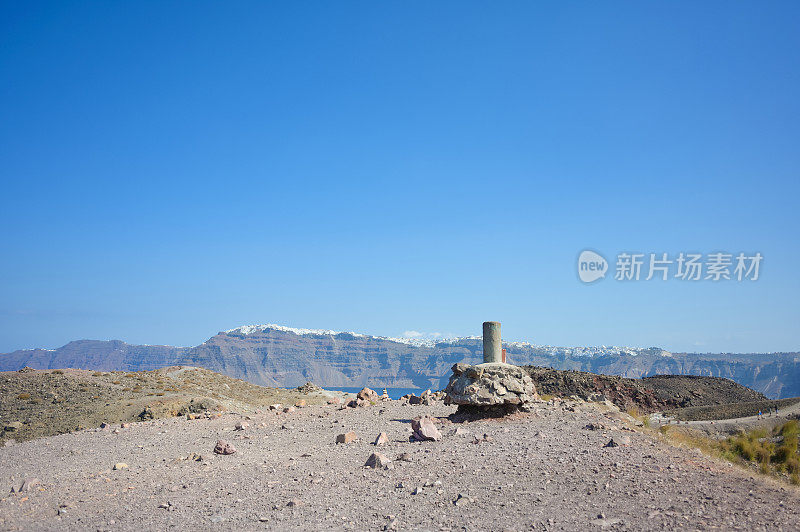 日落视图爱琴海与希腊岛屿的看法日落与游艇在海在苏尼翁角，希腊