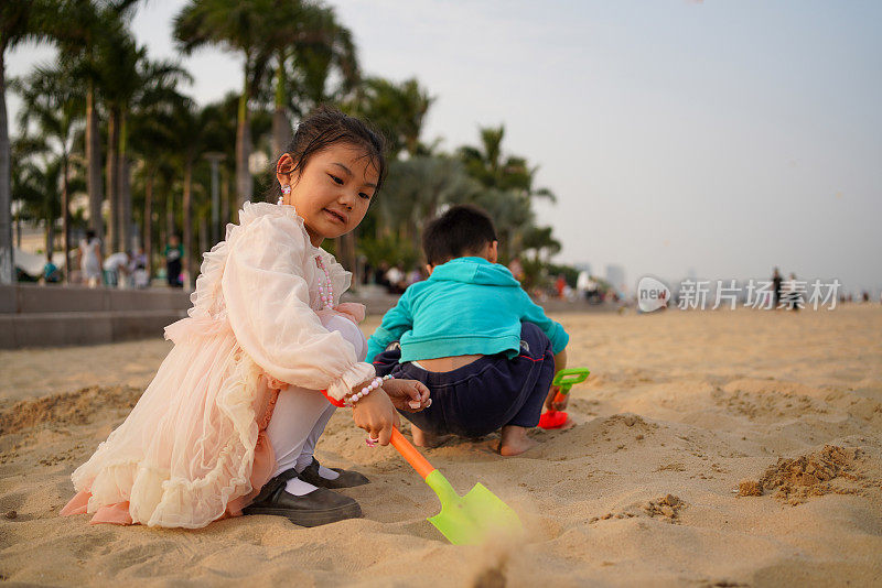 两个可爱的孩子在享受海滩的美景