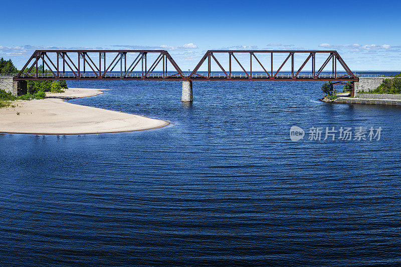 加拿大一座横跨宁静湖面的桥