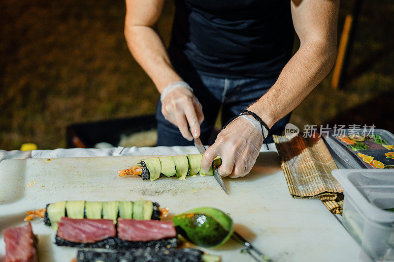 寿司大师在户外餐饮活动中准备日本传统寿司