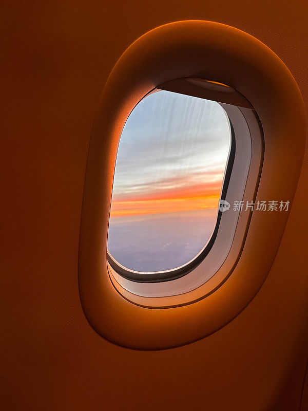 个人视角的观点，从一个看窗外的飞机在黎明的空中