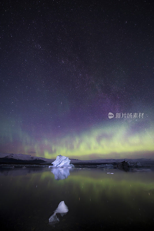 漂浮在Jökulsárlón泻湖上的冰山，天空中有美妙的极光——冰岛