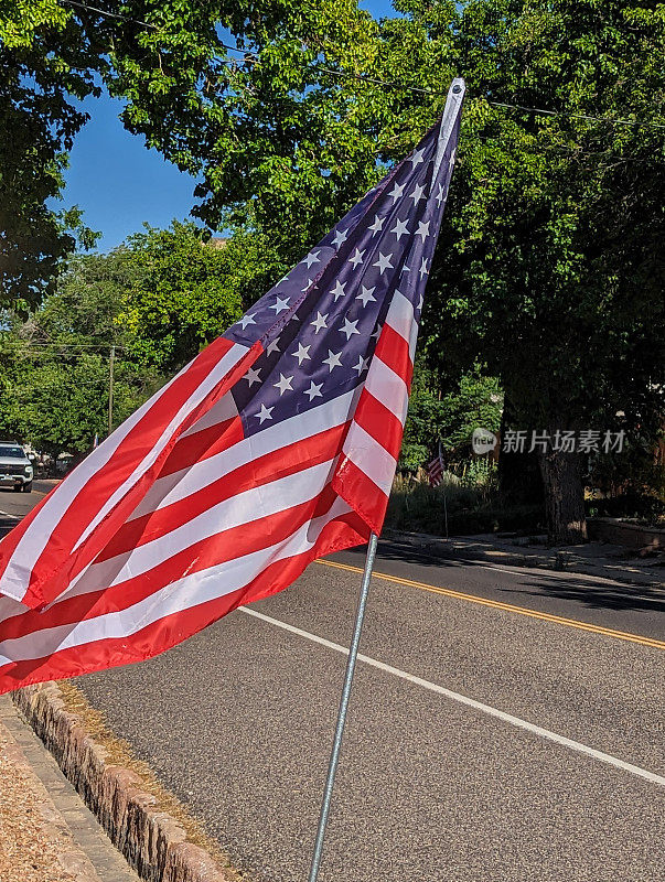 7月4日，犹他州罗克维尔大街上的美国国旗