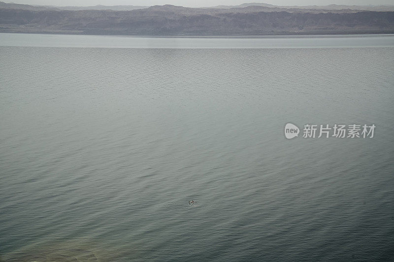 漂浮在死海中的亚洲女子，约旦