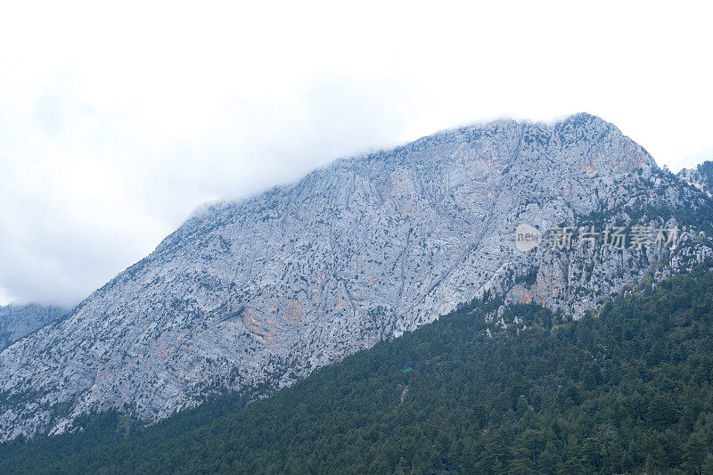 高山景观险峻，峰顶地形险峻，云层密布