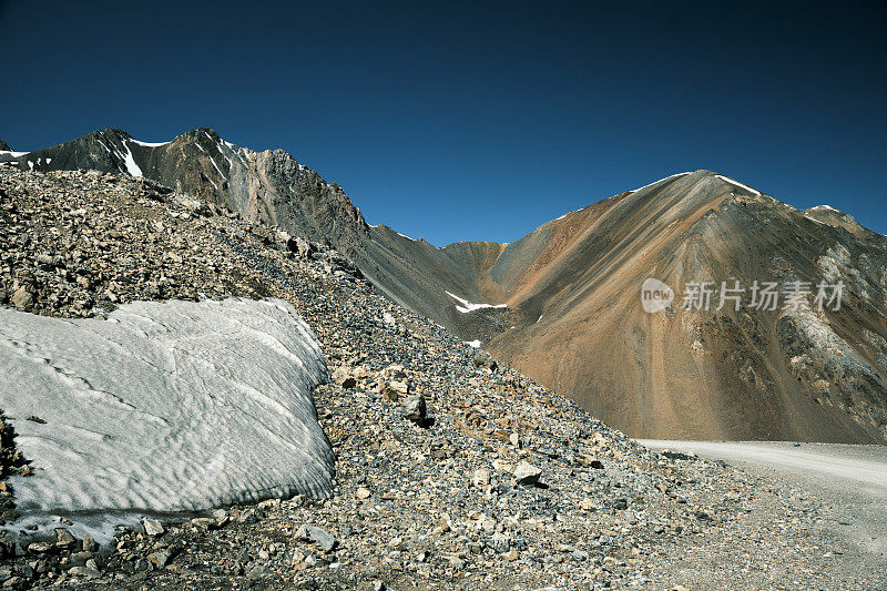 天山南川阿蜀山口