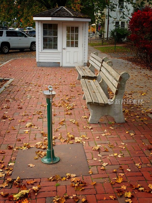 马萨诸塞州斯托克布里奇大街公交车站的长椅和饮水机
