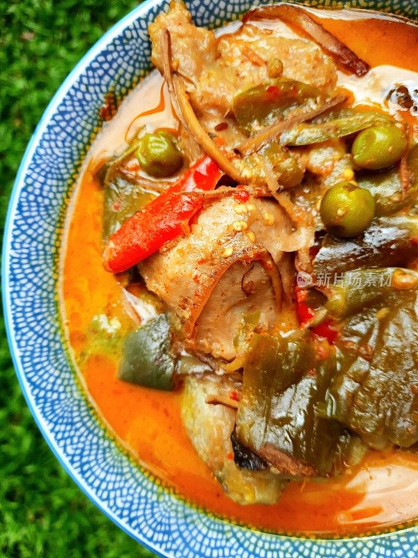 碗里的红咖喱汤——泰国食物。