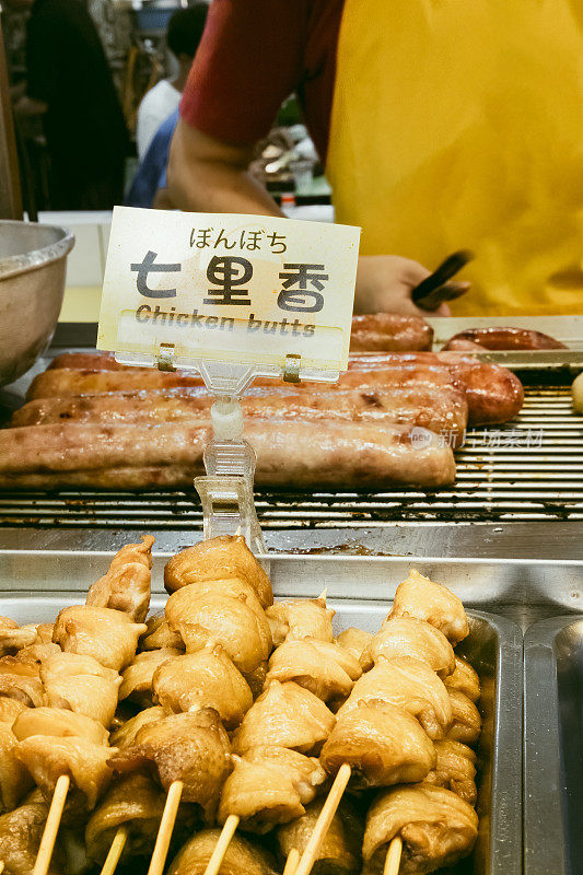 台湾台北，拥挤繁忙的夜市里的烤肉摊贩