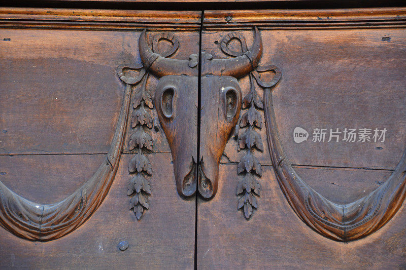 翁布里亚省贝瓦尼亚的圣米歇尔教堂的门
