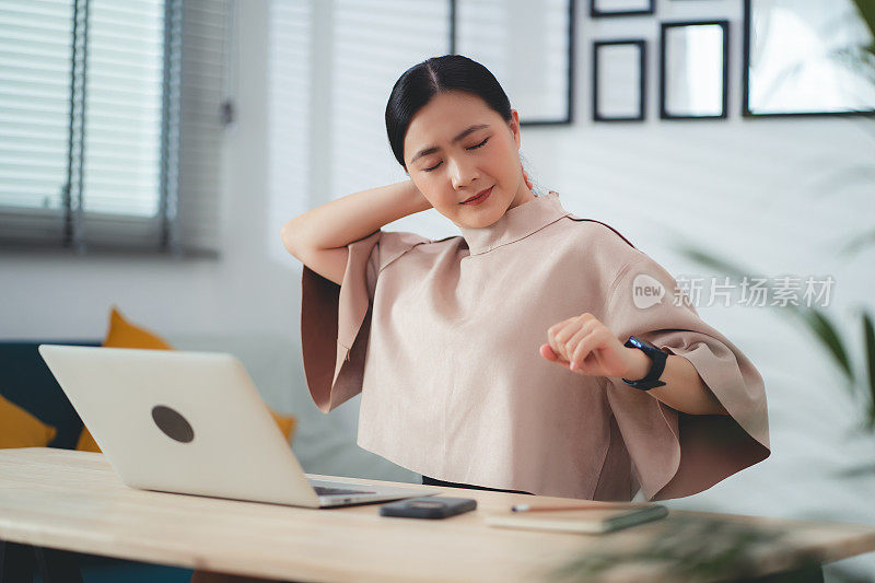 患有办公室综合症的亚洲女性坐在家里办公。