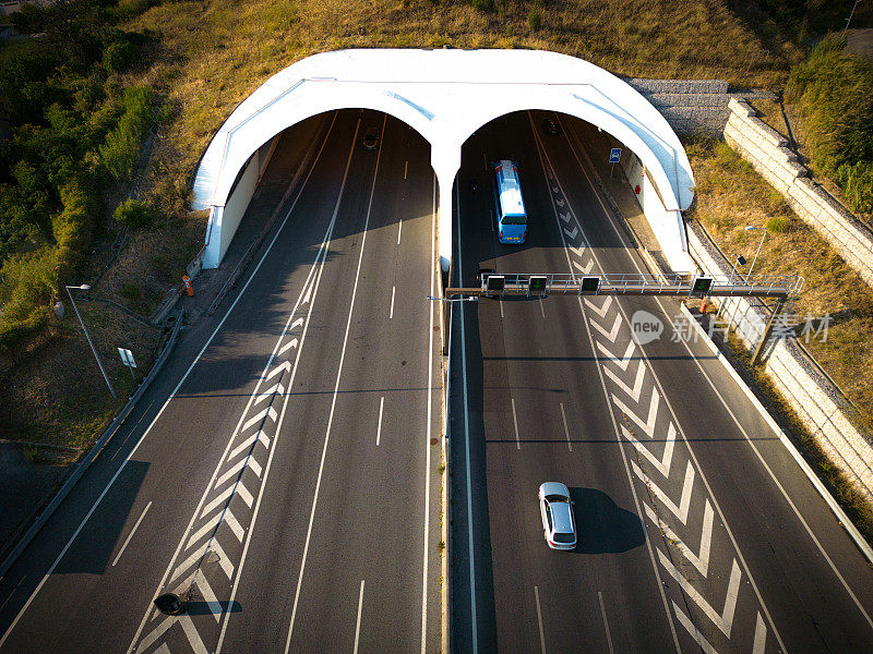 高速公路上通过隧道的循环车辆