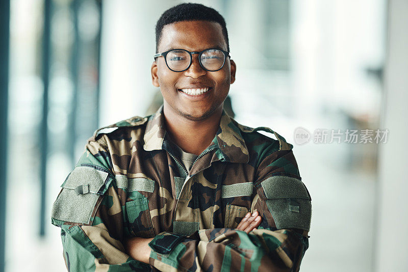士兵的肖像，微笑，自信和骄傲在军队建设，双臂交叉，快乐的职业。军旅生涯，安全和勇气，在政府机构穿迷彩服的黑人