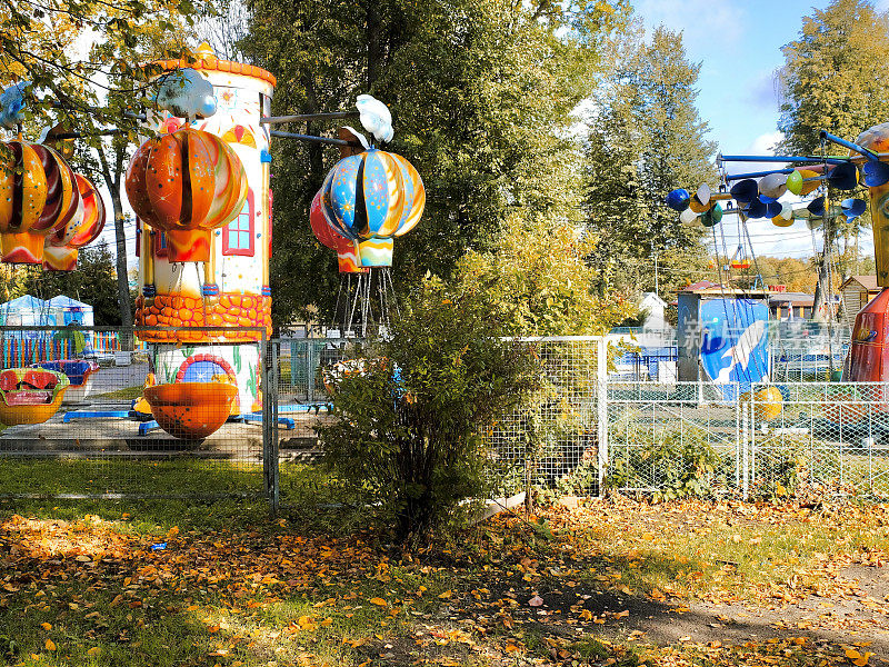 2023年10月2日，俄罗斯特维尔市的一个秋季公园里，孩子们在玩异常明亮的秋千