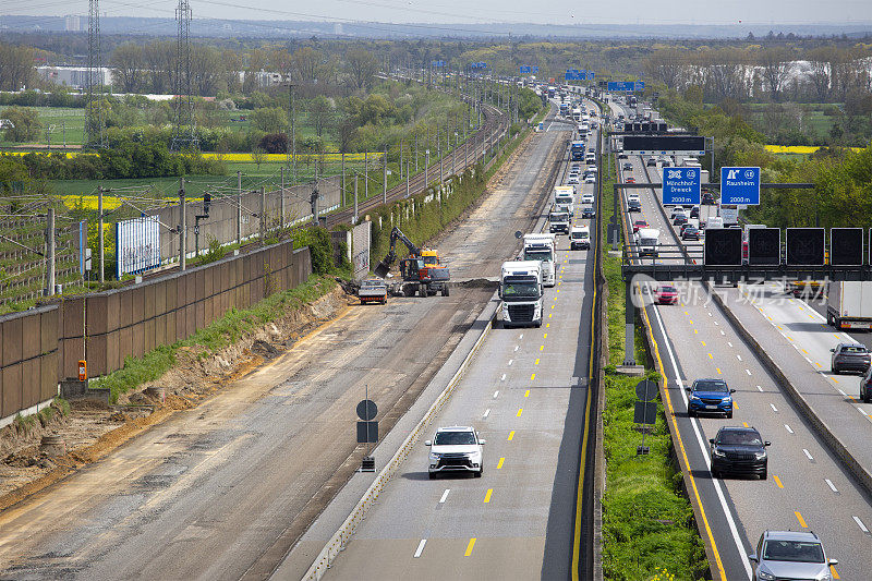 德国A3高速公路上的施工现场和密集的交通