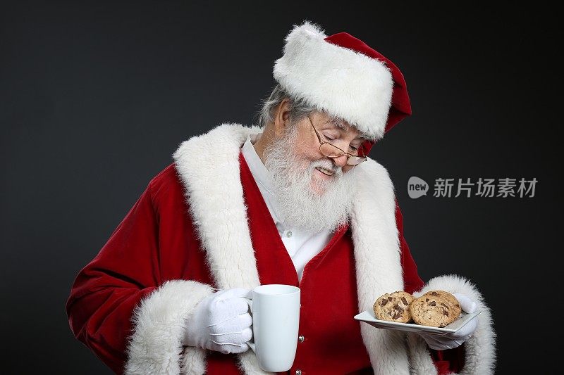 圣诞老人拿着牛奶和饼干
