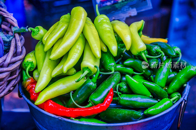 农贸市场的辣椒-辣的和温和的品种，jalapeño，吉米纳德洛辣椒，匈牙利热蜡或香蕉辣椒