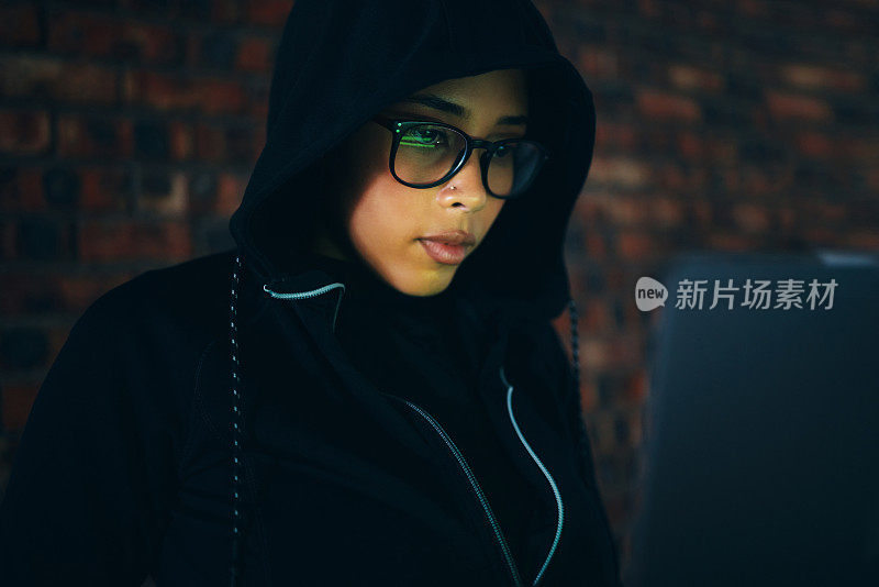 黑客，一个女人在暗室里拿着笔记本电脑和信息技术，编码和数据库，用网络犯罪钓鱼。网络安全，编程或黑客，犯罪与电脑勒索软件和防火墙
