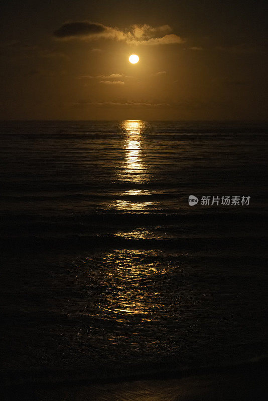 月亮从海洋升起