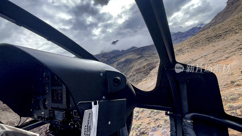 乘坐直升飞机穿过科罗拉多河西门，飞越位于美国亚利桑那州和内华达州交界处的科罗拉多峡谷。