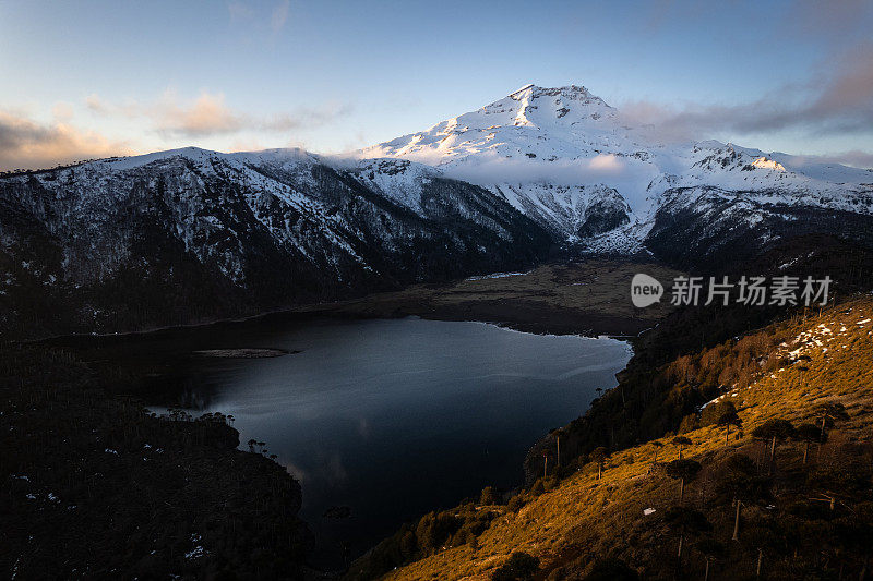 日落时分巴塔哥尼亚火山脚下的湖泊