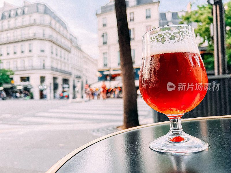 郁金香风格的玻璃杯配上比利时琥珀啤酒